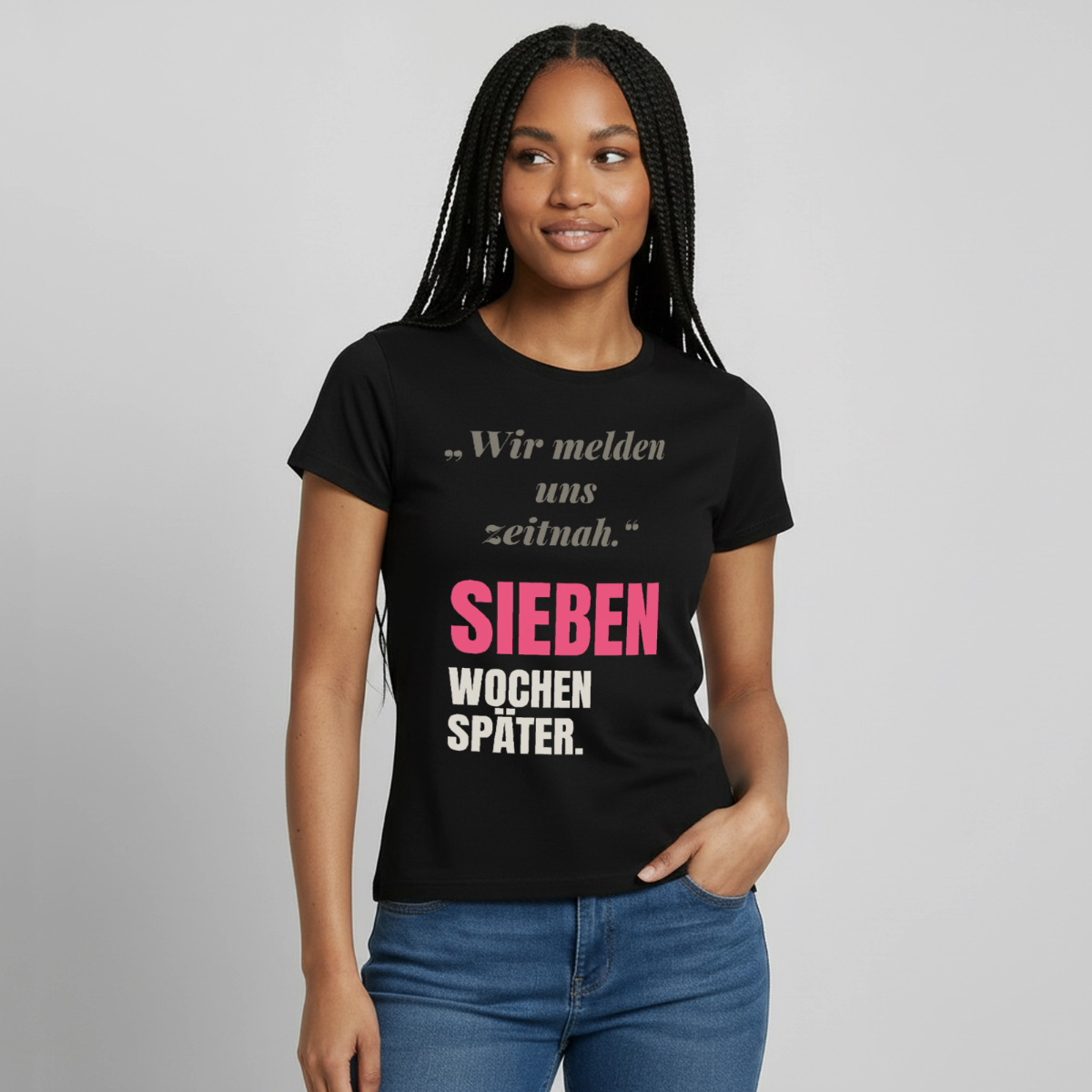 "Wir melden uns zeitnah. Sieben Wochen später." Motiv-T-Shirt für Frauen, Farbe Schwarz, Model