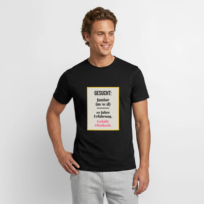"Gesucht: Junior. 10 Jahre Erfahrung. Gehalt: Obstkorb." Motiv-T-Shirt für Männer, Farbe Schwarz, Model