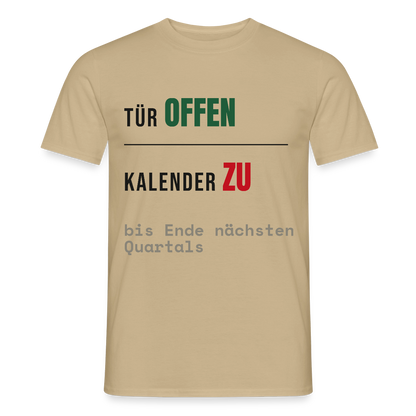 Tür offen. Kalender zu. Motiv-T-Shirt für Männer, Farbe Sandbeige