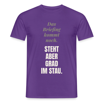 Das Briefing kommt noch. Steht aber grad im Stau. Motiv-T-Shirt für Männer, Farbe Lila