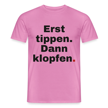 "Erst tippen. Dann klopfen." Motiv-T-Shirt für Männer, Farbe Pink