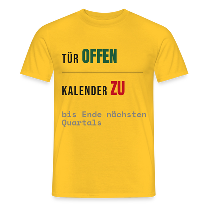 Tür offen. Kalender zu. Motiv-T-Shirt für Männer, Farbe Gelb