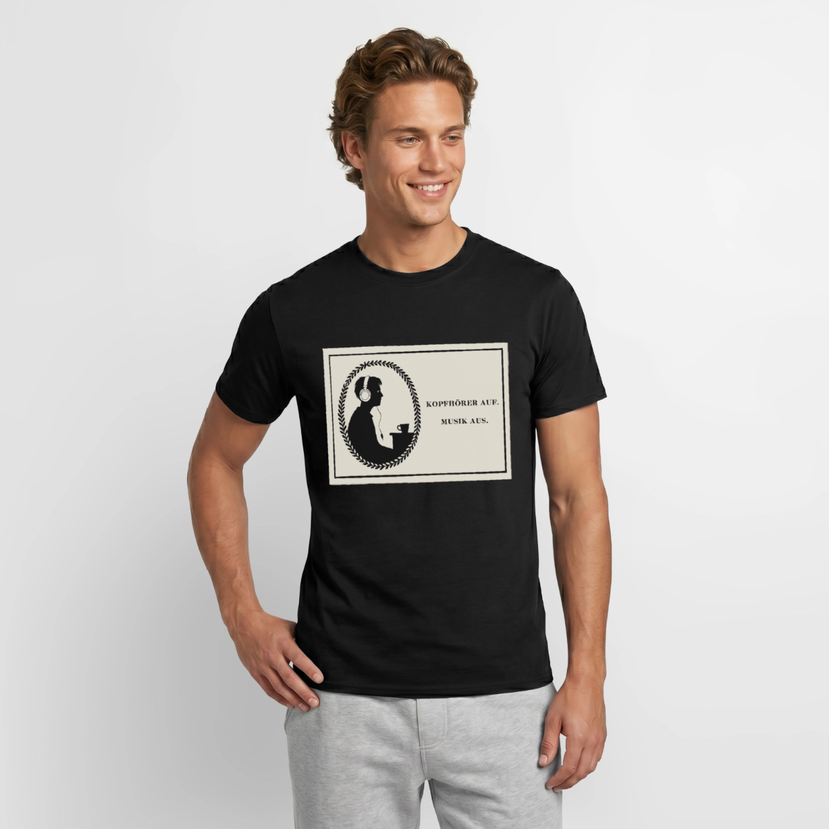 Kopfhörer auf. Musik aus. Motiv-T-Shirt für Männer, Farbe Schwarz, Model