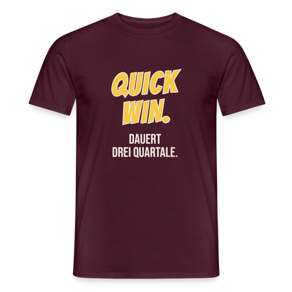 Quick Win. Dauert drei Quartale. Motiv-T-Shirt für Männer, Farbe Ziegelrot