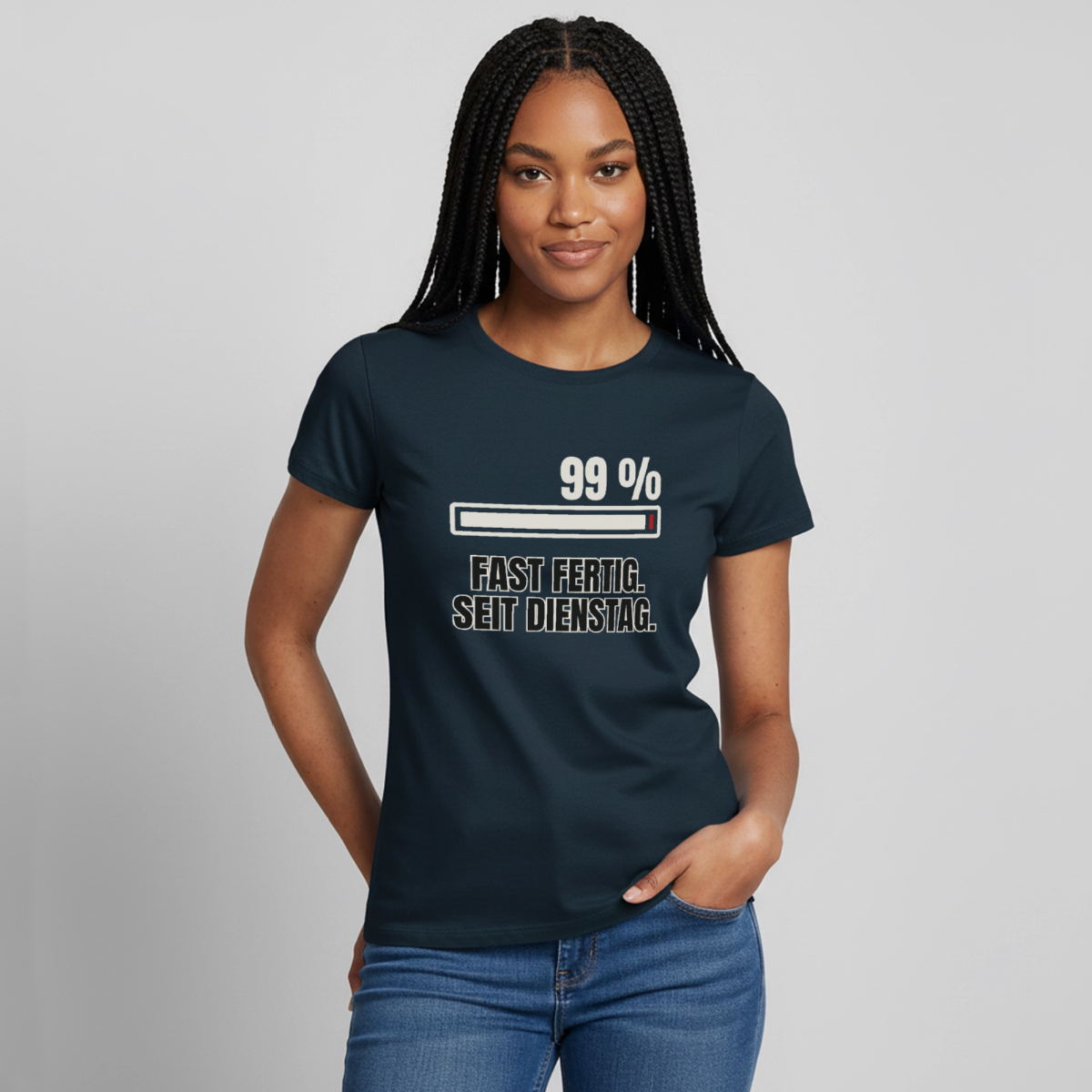 99 % fast fertig. Seit Dienstag. Motiv-T-Shirt für Frauen, Farbe Navy, Model