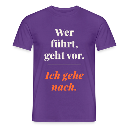 Wer führt, geht vor. Ich gehe nach. Motiv-T-Shirt für Männer, Farbe Lila