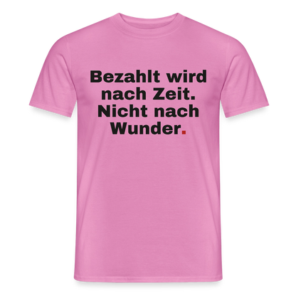 "Bezahlt wird nach Zeit. Nicht nach Wunder." Motiv-T-Shirt für Männer, Farbe Pink
