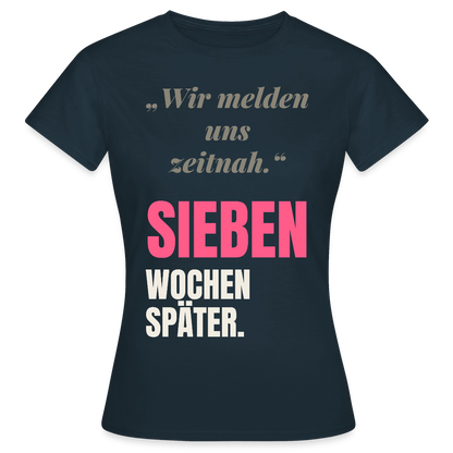 Wir melden uns zeitnah. Sieben Wochen später. Motiv-T-Shirt für Frauen, Farbe Navy