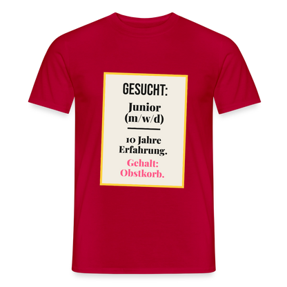Gesucht: Junior. 10 Jahre Erfahrung. Gehalt: Obstkorb. Motiv-T-Shirt für Männer, Farbe Rot