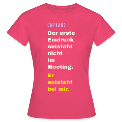 Der erste Eindruck entsteht nicht im Meeting. Er entsteht bei mir. Motiv-T-Shirt für Frauen, Farbe Azalea