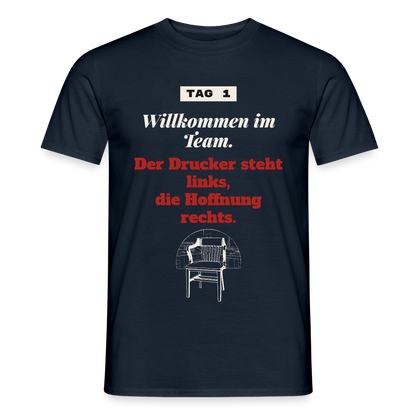 Willkommen im Team. Der Drucker steht links, die Hoffnung rechts. Motiv-T-Shirt für Männer, Farbe Navy