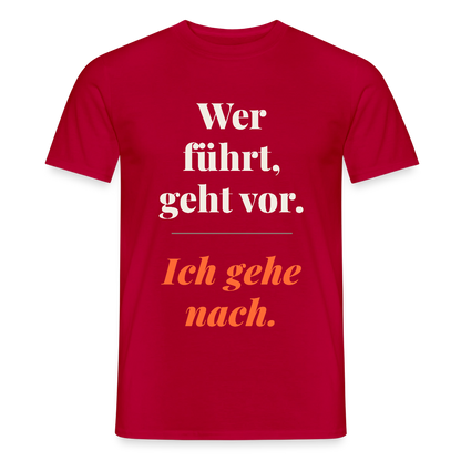 Wer führt, geht vor. Ich gehe nach. Motiv-T-Shirt für Männer, Farbe Rot