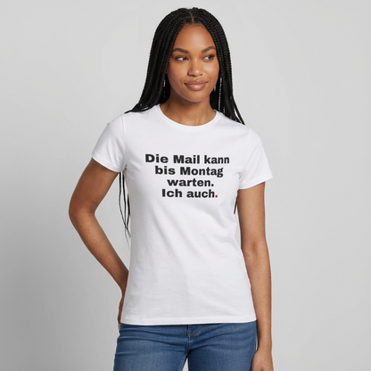 "Die Mail kann bis Montag warten. Ich auch." Motiv-T-Shirt für Frauen, Farbe Weiß