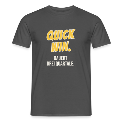 Quick Win. Dauert drei Quartale. Motiv-T-Shirt für Männer, Farbe Anthrazit
