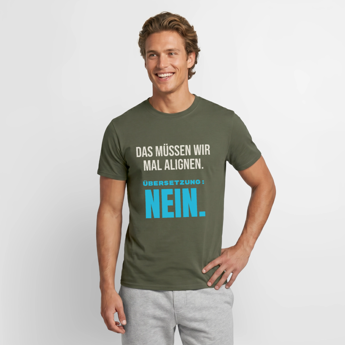 "Das müssen wir mal alignen. Übersetzung: nein." Motiv-T-Shirt für Männer, Farbe Militärgrün