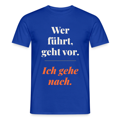 Wer führt, geht vor. Ich gehe nach. Motiv-T-Shirt für Männer, Farbe Dunkelblau