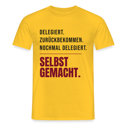 Delegiert. Zurückbekommen. Nochmal delegiert. Selbst gemacht. Motiv-T-Shirt für Männer, Farbe Gelb