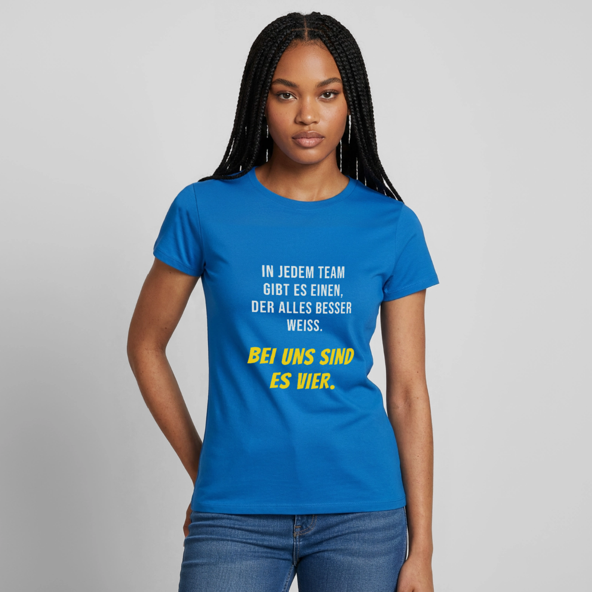 "In jedem Team gibt es einen, der alles besser weiß. Bei uns sind es vier." Motiv-T-Shirt für Frauen, Farbe Royalblau