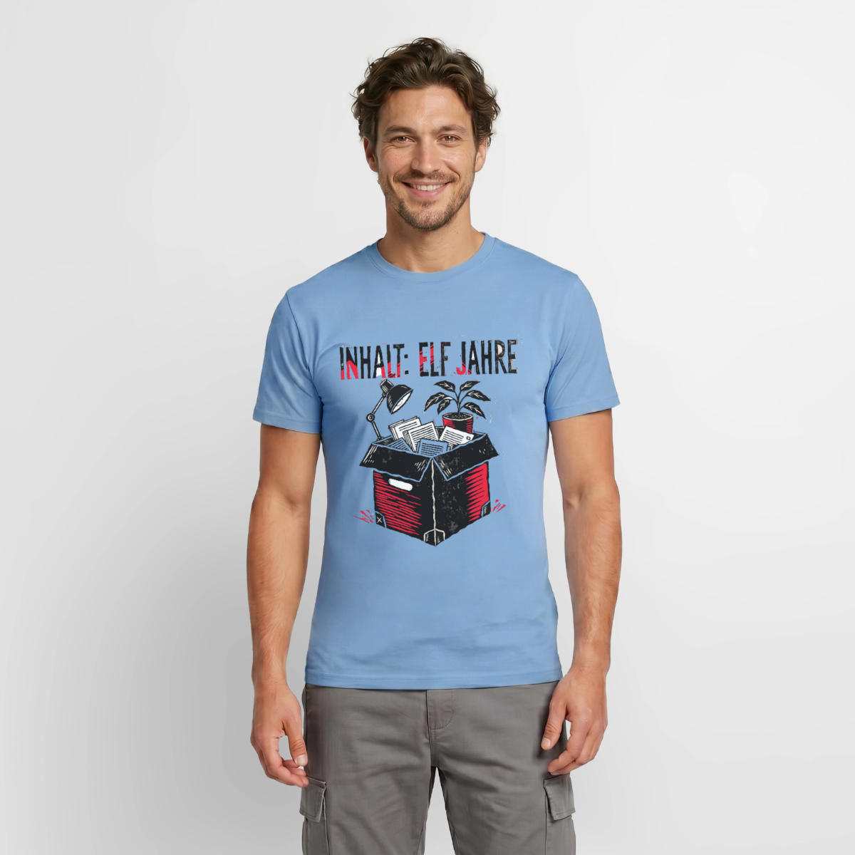 Inhalt: elf Jahre. Linolschnitt-Motiv Motiv-T-Shirt für Männer, Farbe Carolina Blue, Model