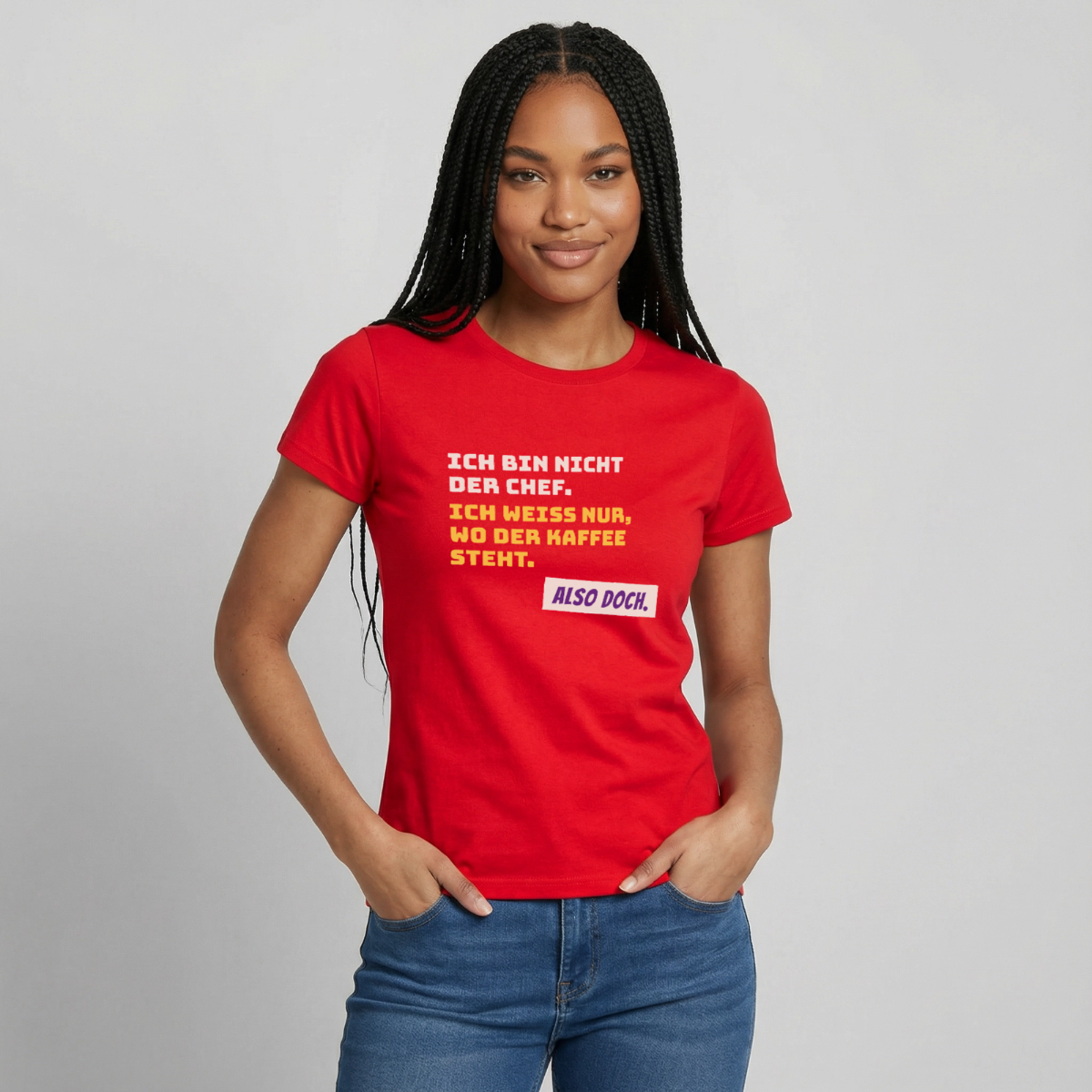 "Ich bin nicht der Chef. Ich weiß nur, wo der Kaffee steht." Motiv-T-Shirt für Frauen, Farbe Rot