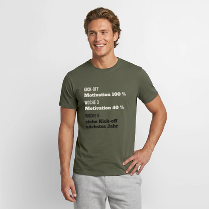 "Kick-off: Motivation 100 %. Woche 3: 40 %. Woche 6: siehe Kick-off nächstes Jahr" Motiv-T-Shirt für Männer, Farbe Militärgrün