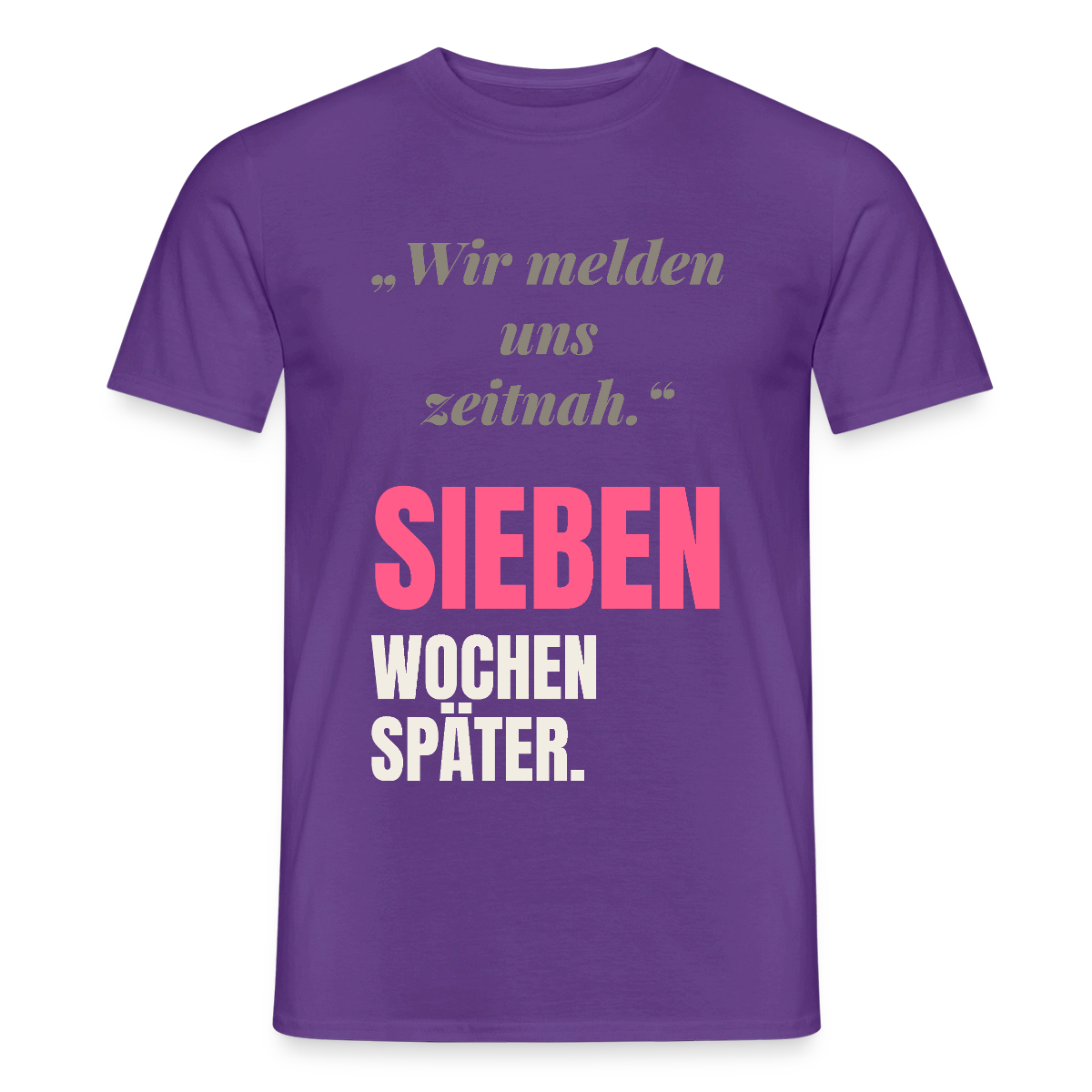 Wir melden uns zeitnah. Sieben Wochen später. Motiv-T-Shirt für Männer, Farbe Lila