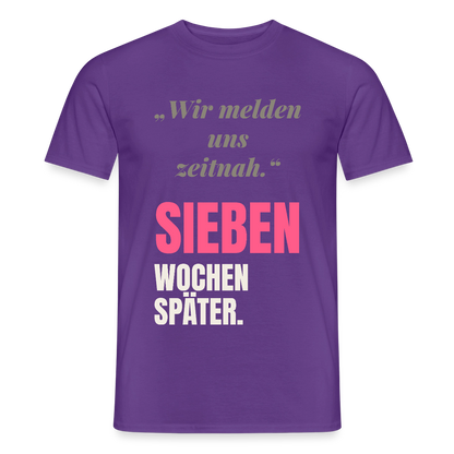Wir melden uns zeitnah. Sieben Wochen später. Motiv-T-Shirt für Männer, Farbe Lila