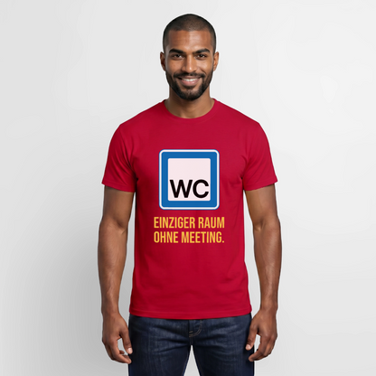 "WC: einziger Raum ohne Meeting. Schild-Motiv" Motiv-T-Shirt für Männer, Farbe Rot