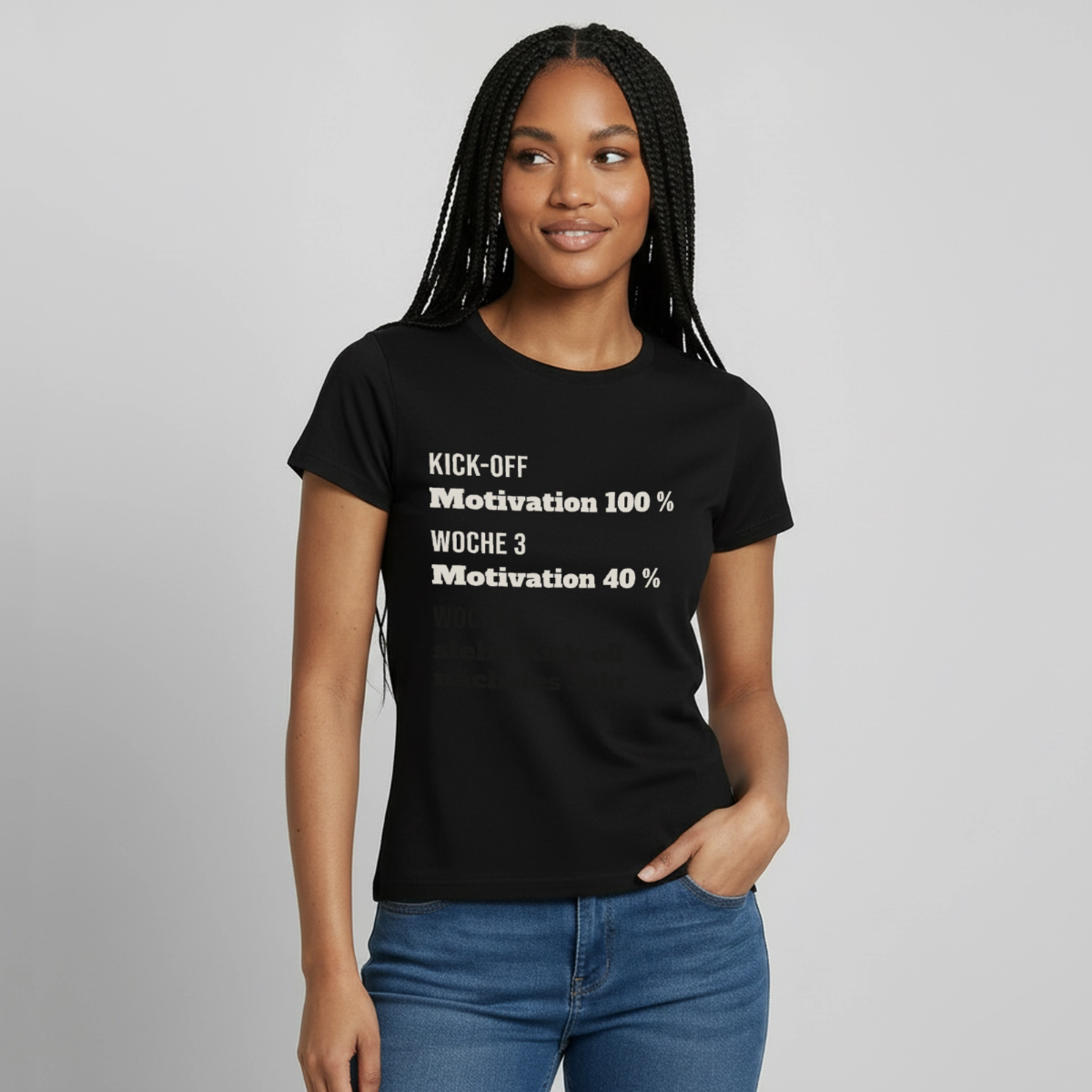 Kick-off: Motivation 100 %. Woche 3: 40 %. Woche 6: siehe Kick-off nächstes Jahr Motiv-T-Shirt für Frauen, Farbe Schwarz, Model