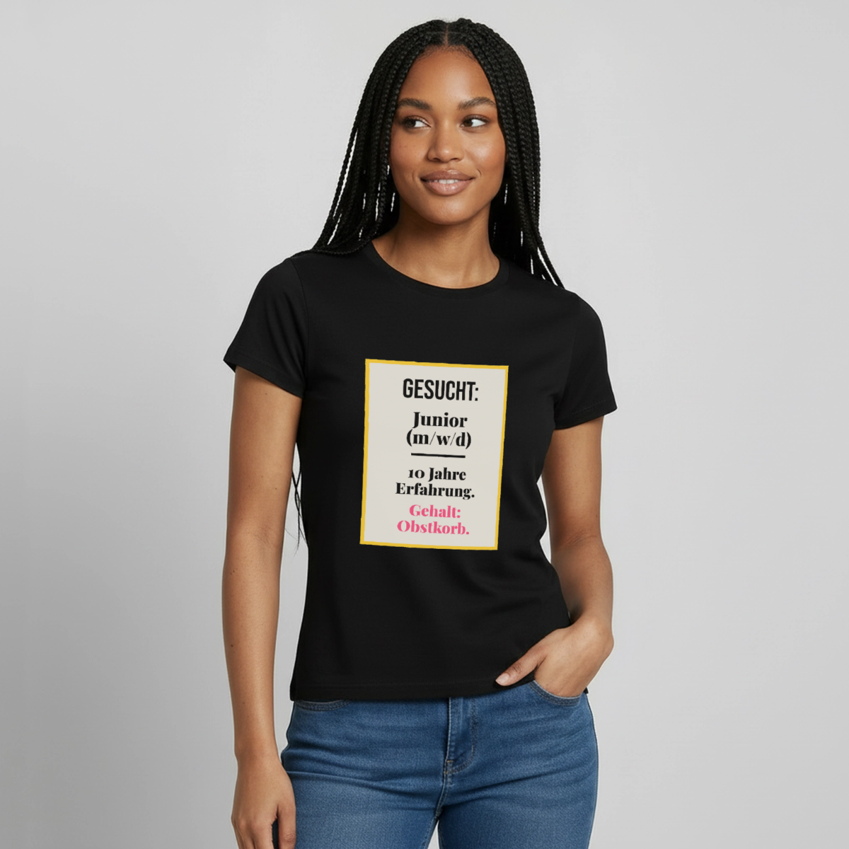 "Gesucht: Junior. 10 Jahre Erfahrung. Gehalt: Obstkorb." Motiv-T-Shirt für Frauen, Farbe Schwarz, Model