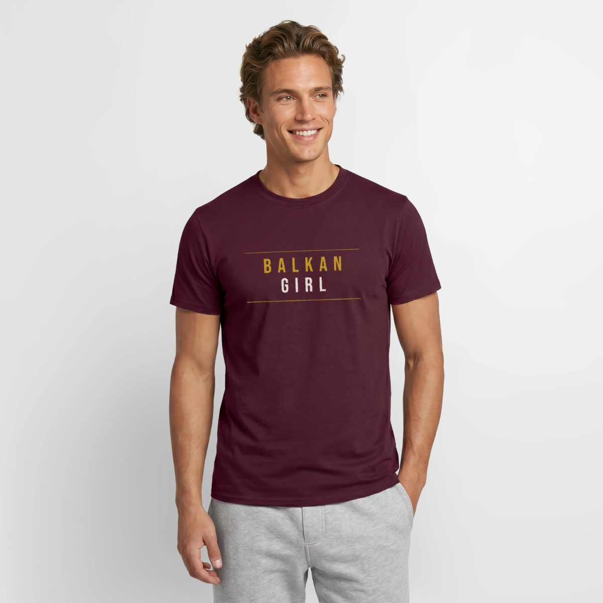Balkan Girl. Serif-Motiv Motiv-T-Shirt für Männer, Farbe Ziegelrot, Model