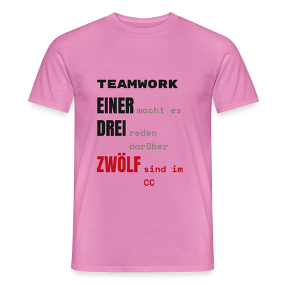 "Teamwork: einer macht es, drei reden darüber, zwölf sind im CC" Motiv-T-Shirt für Männer, Farbe Pink