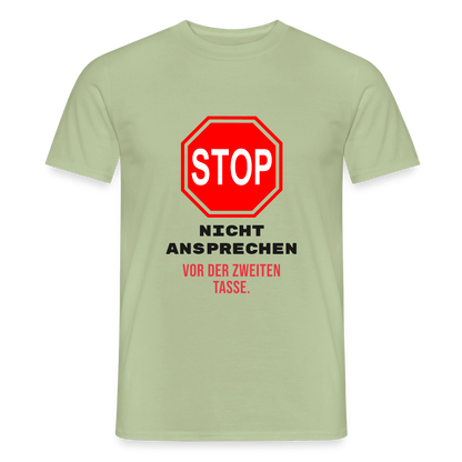 "Nicht ansprechen vor der zweiten Tasse." Motiv-T-Shirt für Männer, Farbe Sage