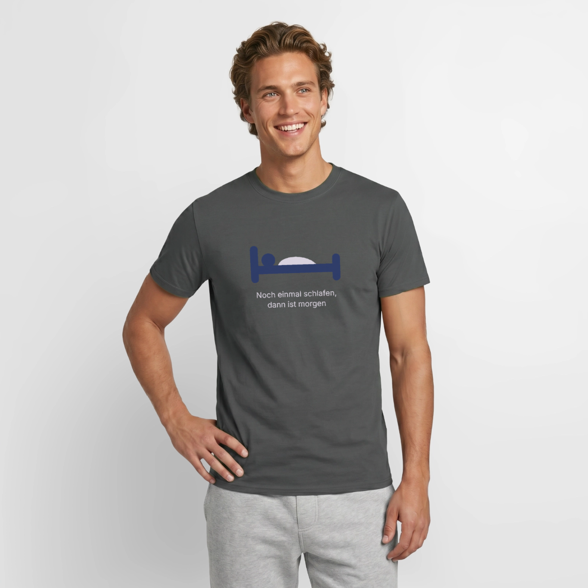 Noch einmal schlafen, dann ist morgen. Motiv-T-Shirt für Männer, Farbe Anthrazit, Model