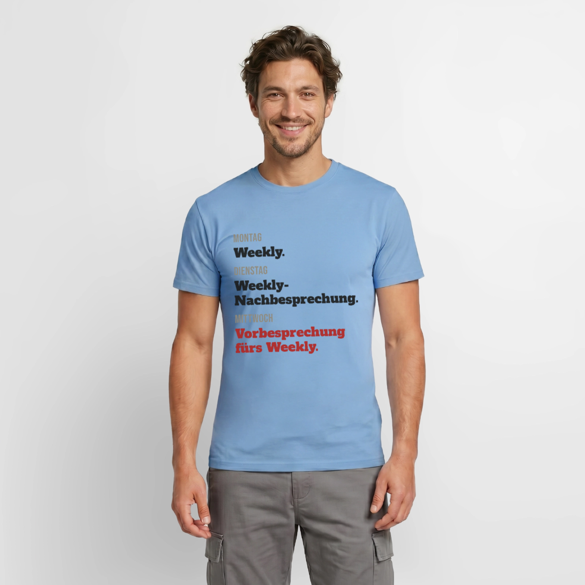Montag Weekly. Dienstag Weekly-Nachbesprechung. Mittwoch Vorbesprechung fürs Weekly. Motiv-T-Shirt für Männer, Farbe Carolina Blue, Model