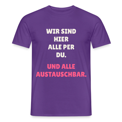 Wir sind hier alle per du. Und alle austauschbar. Motiv-T-Shirt für Männer, Farbe Lila