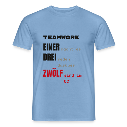 "Teamwork: einer macht es, drei reden darüber, zwölf sind im CC" Motiv-T-Shirt für Männer, Farbe Carolina Blue
