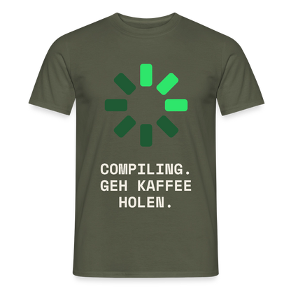 Compiling. Geh Kaffee holen. Motiv-T-Shirt für Männer, Farbe Militärgrün