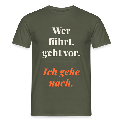 Wer führt, geht vor. Ich gehe nach. Motiv-T-Shirt für Männer, Farbe Militärgrün