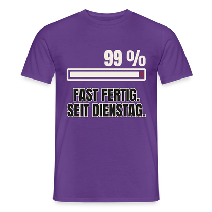 "99 % fast fertig. Seit Dienstag." Motiv-T-Shirt für Männer, Farbe Lila