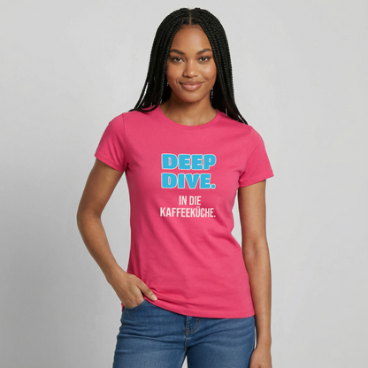 "Deep Dive. In die Kaffeeküche." Motiv-T-Shirt für Frauen, Farbe Azalea