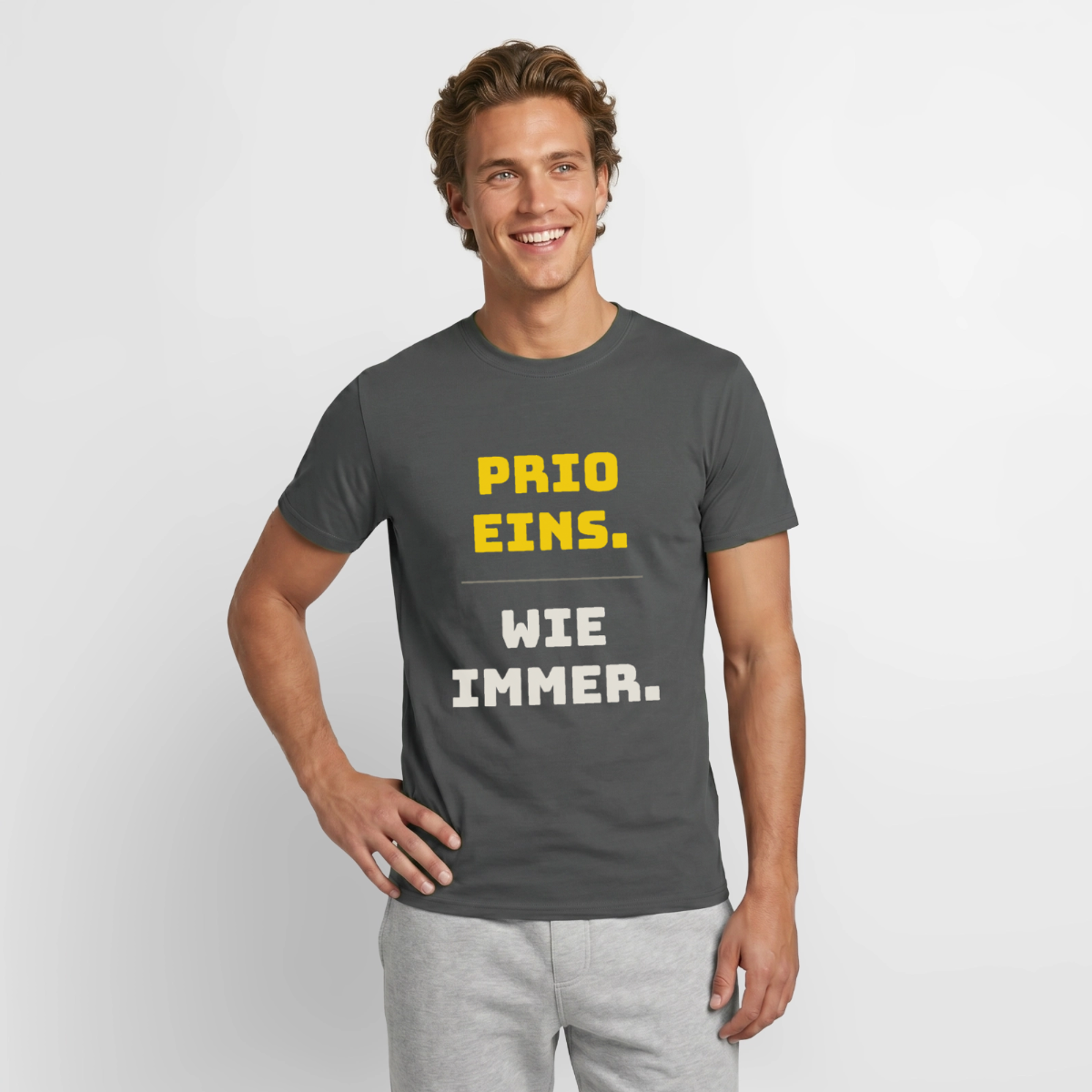 "Prio eins. Wie immer." Motiv-T-Shirt für Männer, Farbe Anthrazit