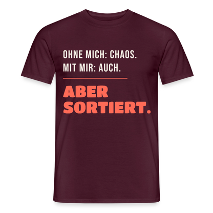 Ohne mich: Chaos. Mit mir: auch. Aber sortiert. Motiv-T-Shirt für Männer, Farbe Ziegelrot