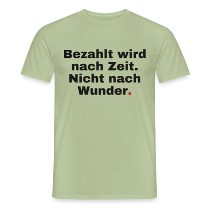 "Bezahlt wird nach Zeit. Nicht nach Wunder." Motiv-T-Shirt für Männer, Farbe Sage