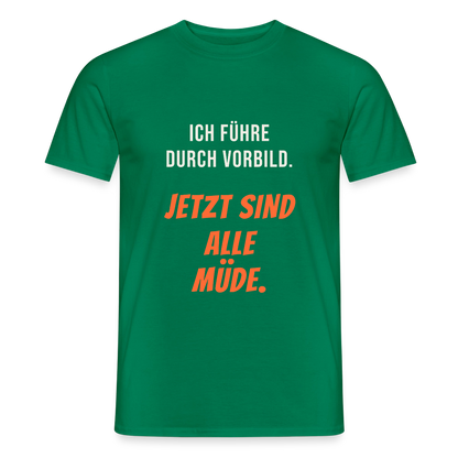 Ich führe durch Vorbild. Jetzt sind alle müde. Motiv-T-Shirt für Männer, Farbe Kelly Green
