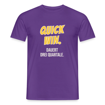 Quick Win. Dauert drei Quartale. Motiv-T-Shirt für Männer, Farbe Lila