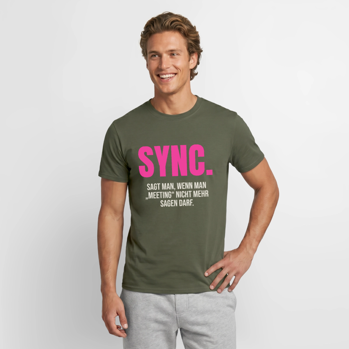 "Sync: sagt man, wenn man Meeting nicht mehr sagen darf." Motiv-T-Shirt für Männer, Farbe Militärgrün