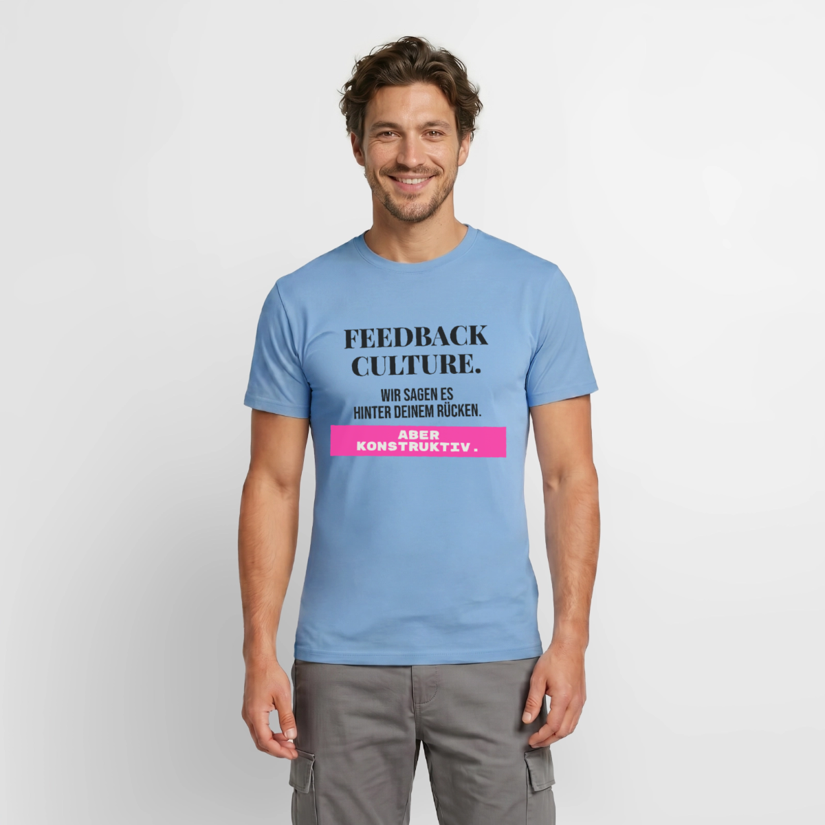 Feedback Culture. Wir sagen es hinter deinem Rücken. Aber konstruktiv. Motiv-T-Shirt für Männer, Farbe Carolina Blue, Model