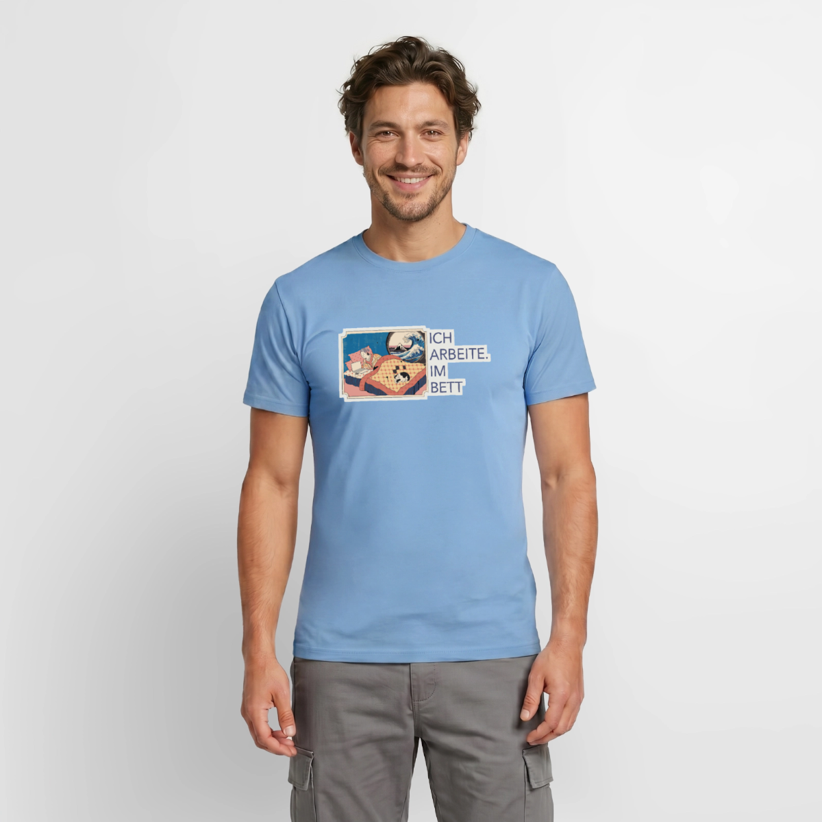 Ich arbeite. Im Bett. Motiv-T-Shirt für Männer, Farbe Carolina Blue, Model