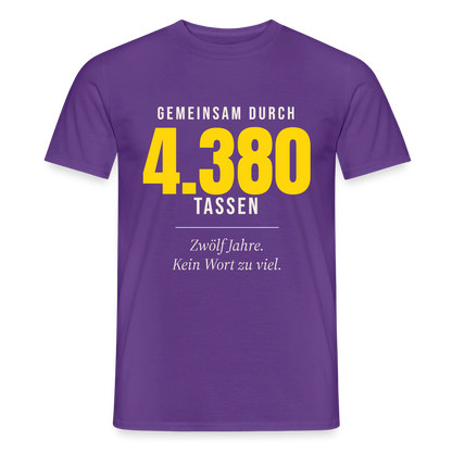 "Gemeinsam durch 4.380 Tassen" Motiv-T-Shirt für Männer, Farbe Lila